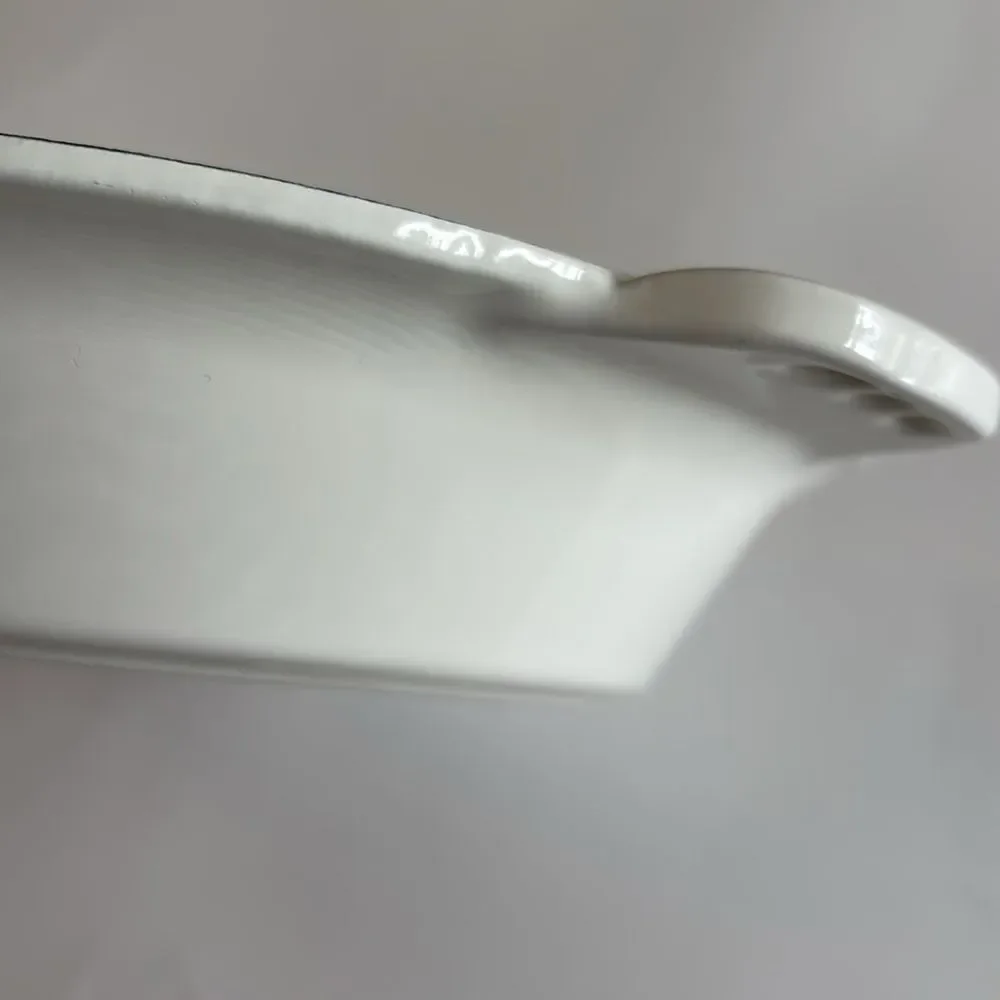 ih White Round Enameled Cast Iron Double Handled Pie Pan 10”
